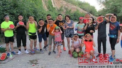 乌鲁木齐吃瓜的视频,趣味横生的夏日生活剪影