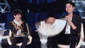 明星玩扇子,光影流转间的优雅演绎