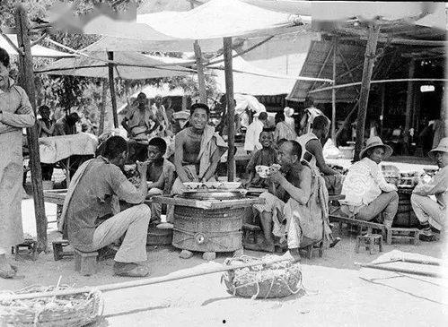 凉棚底下吃瓜,夏日悠闲时光